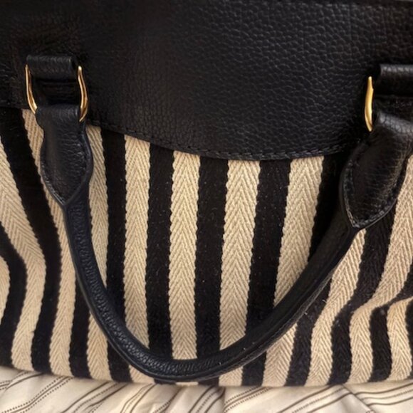 Lauren Ralph Lauren handbag featuring a classic nautical-inspired design - Picture 3 of 5